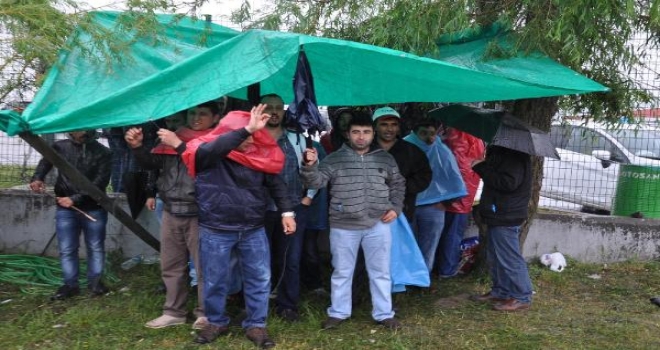 Ford Otosan İnönü Fabrikasındaki İşçiler Fabrika Dışında Yağmur Altında Eylemlerini Sürdürüyor