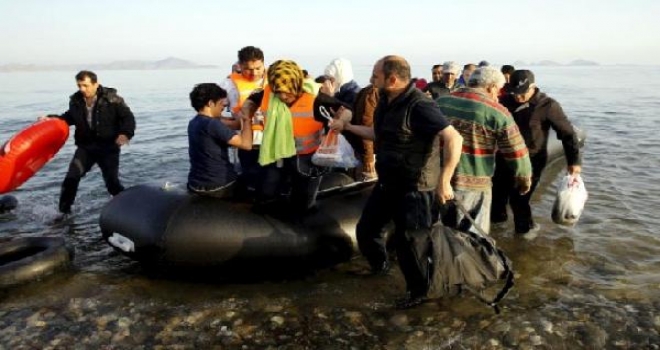 Suriyeli Kaçaklar İstanköyde Karaya Çıkar Çıkmaz Namaz Kıldı