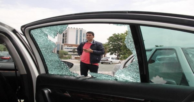 Camını Kırdıkları Otomobildeki 3 Bin 500 Lira İle Bilgisayarı Çaldılar