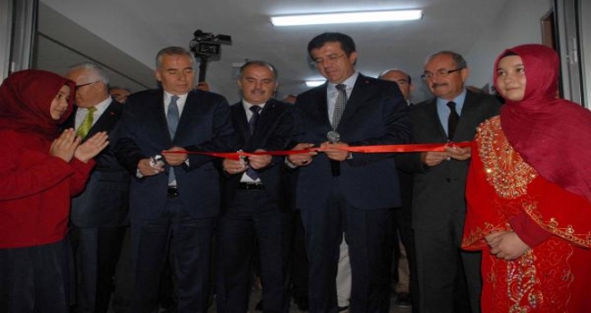 Bakan Zeybekci, Konferans Salonu Açılışında Menderes İçin Fatiha Okuttu