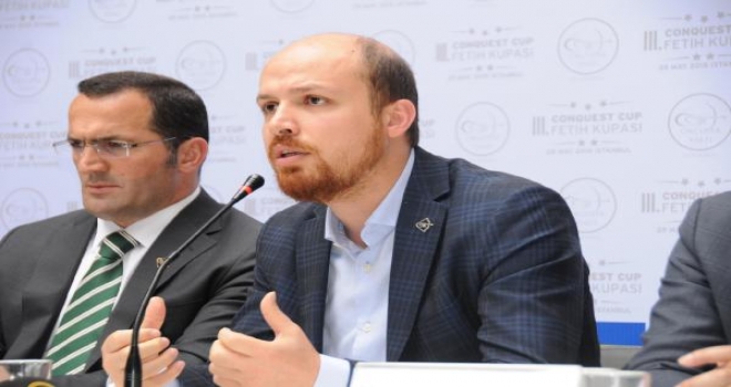 Bilal Erdoğan, Hakkarideki Tarihi Medresede Ok Atışı Yaptı