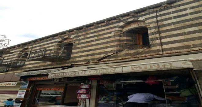Diyarbakırda Tarihi Hasan Paşa Hanının Balkonu Çöktü :2 Yaralı