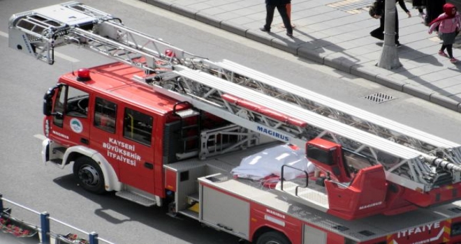 Başbakanın İlanı Rüzgara Dayanamadı, İtfaiye Ve Elektrik Şirketi Seferber Oldu