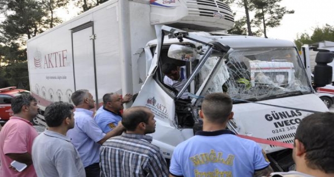 Kamyon Kamyona Arkadan Çarptı: 1 Yaralı