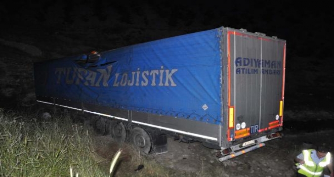 Tır Dereye Yuvarlandı: 1 Yaralı