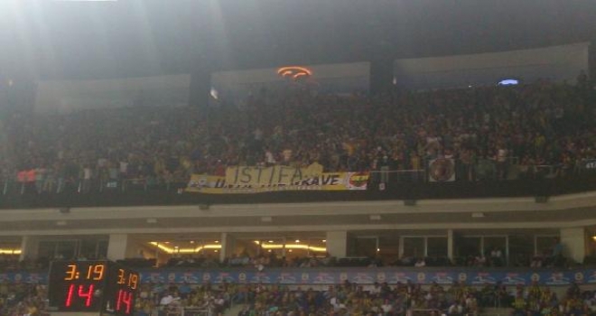 Ülker Arenada İstifa Pankartı