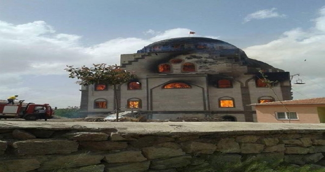 Aksarayda Cami Yandı 