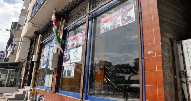 Elazığda Hdp Seçim Bürosuna Taşlı Saldırı