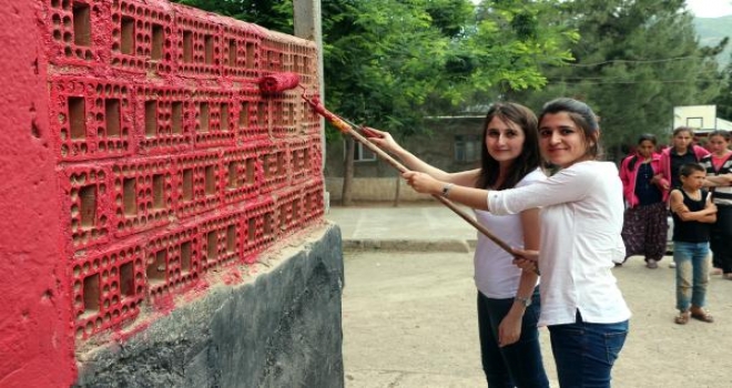 Üniversitelilerden 833 Metre Rakımdaki Okula Kütüphane