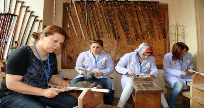 Kadın Baston Ustası, Yeni Baston Ustaları Yetiştiriyor