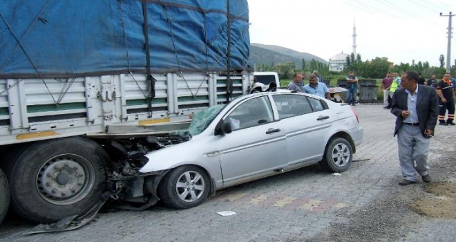 Otomobil, Tıra Arkadan Çarptı: 1 Ölü