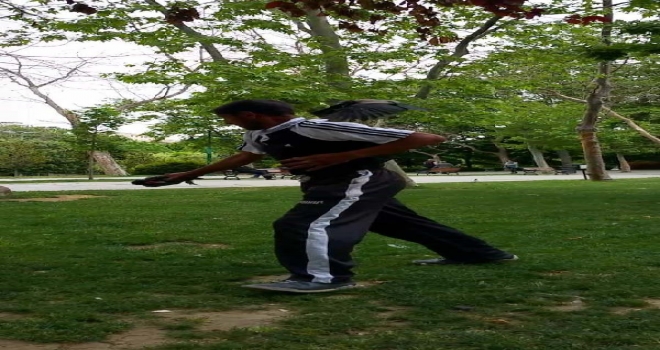 Gezide İlginç Saldırı, Genç Adam Neye Uğradığını Şaşırdı