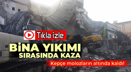 Bina yıkımında kepçe molozların altına kaldı