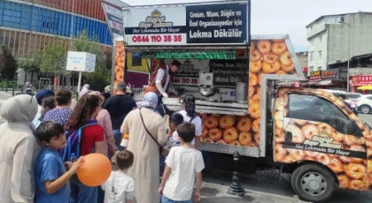 İstanbul’da Cami Çıkışında Binlerce Hayır Lokması Dağıtıldı