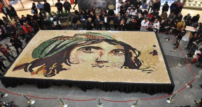 6 bin 160 baklava dilimiyle en büyük mozaik rekoru