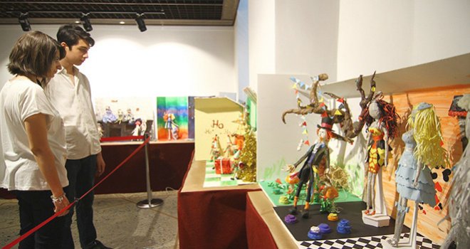 Atık Kağıt Ve Gazeteden Romanındaki Kahramanlarını Yaptı