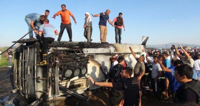 Bingöl'de polis servis aracına bombalı saldırı: 6 şehit