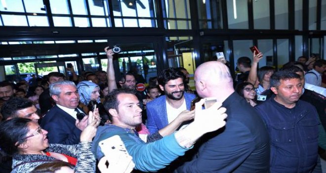 Burak Özçivit ve Kerem Bürsin'e Gaziantep'te yoğun ilgi