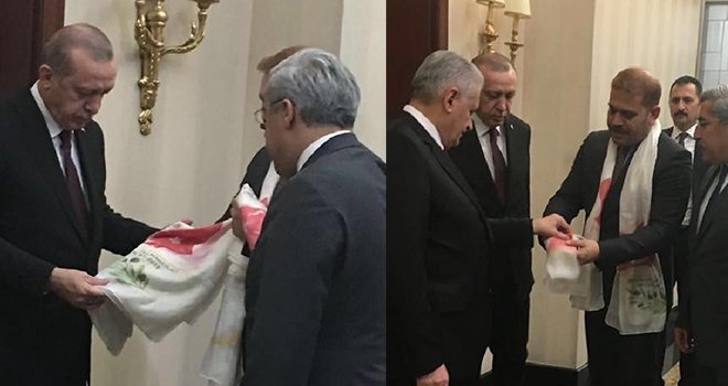 Erdoğan ile Yıldırım'a zeytin dalı işlemeli şal