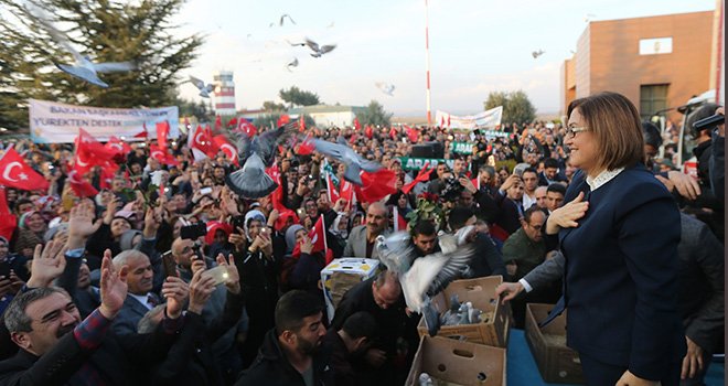 Fatma Şahin'i binlerce kişi karşıladı