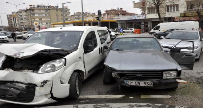 Gaziantep'te 3 araç birbirine girdi: 2 yaralı