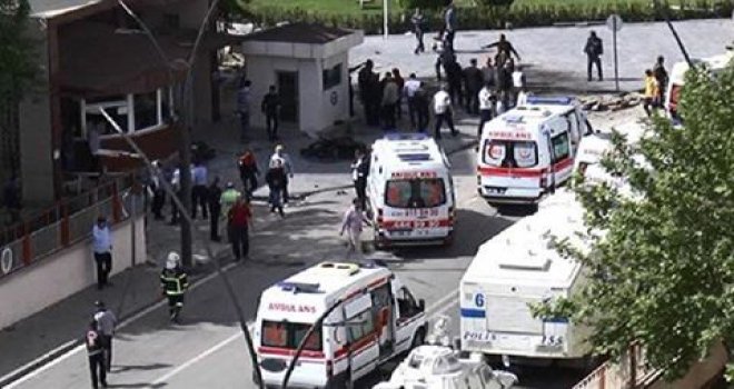 Gaziantep'te bomba yüklü araç patladı 2 şehit 22 yaralı