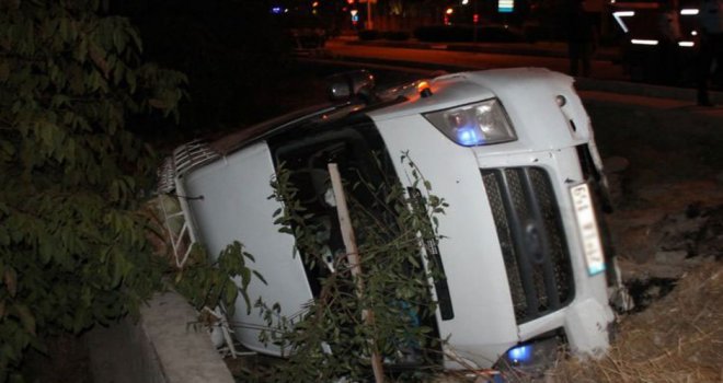 Gaziantep'te işçi taşıyan minibüs kaza yaptı: 17 yaralı