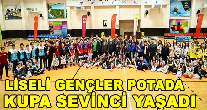 Gençler başarının tadını çıkarttı