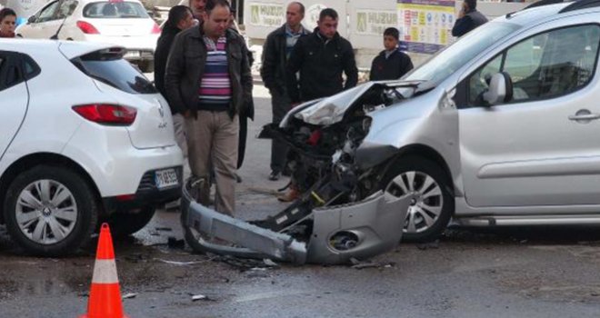 Kilis'te otomobil ile hafif ticari araç çarpıştı: 5 yaralı