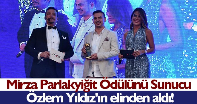 Mirza Parlakyiğit Ödülünü Sunucu Özlem Yıldız'ın elinden aldı!