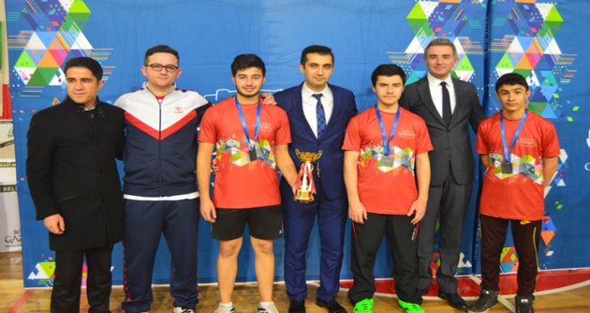 Özel Erdem Koleji'nin satranç ve tenis başarısı