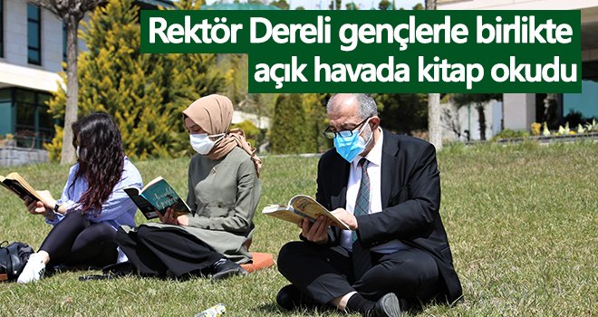 Rektör Dereli gençlerle birlikte açık havada kitap okudu