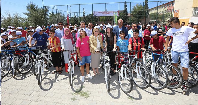 Şahin, okul birincilerini bisikletle ödüllendirdi 