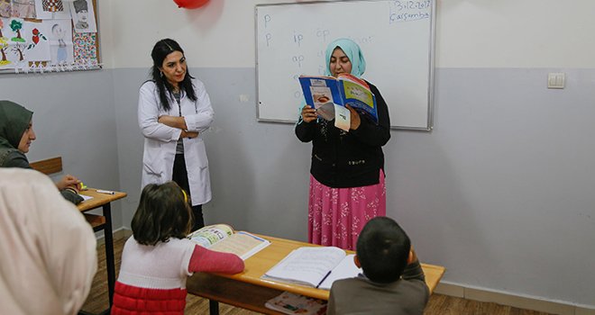 Şehitkamil'de yüzlerce kadın okuma-yazma öğreniyor 