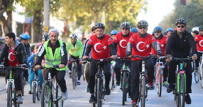 Tahmazoğlu Cumhuriyet için vatandaşlarla pedal çevirdiler