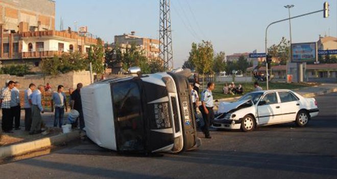 İŞÇİLERİ TAŞIYAN MİNİBÜS KAZA YAPTI: 11 YARALI